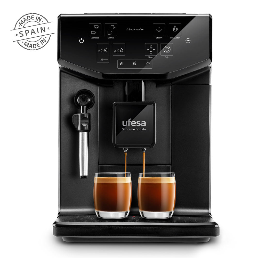 Café negro en grano de cafetera, máquina de café espresso