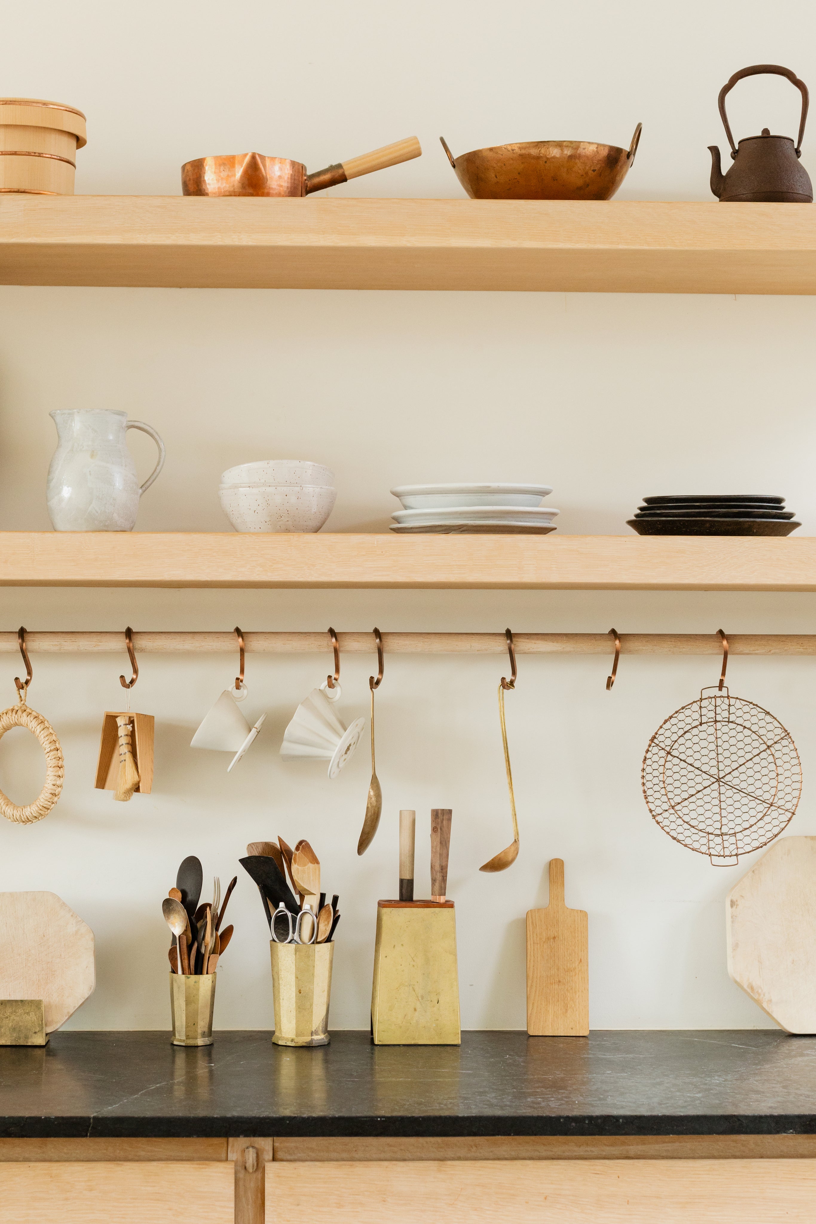 https://www.ufesa.es/cdn/shop/files/beautiful-kitchen-utensils-in-bright-wooden-kitchen.jpg?v=1697025051